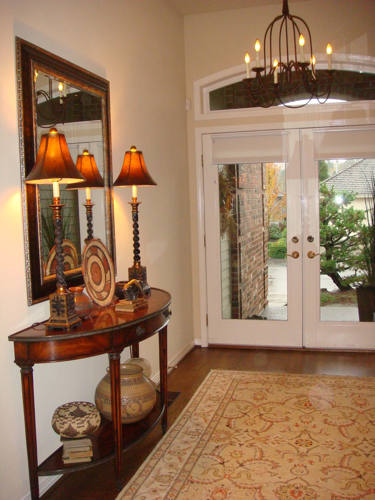 Example of a classic hallway design in Portland