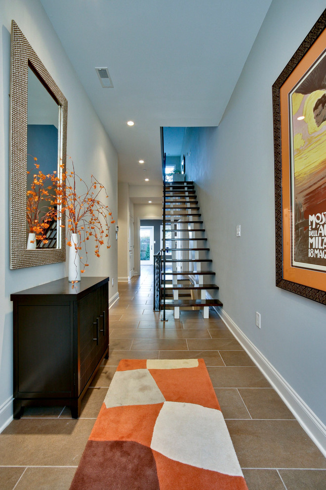 На фото: коридор среднего размера в современном стиле с синими стенами с