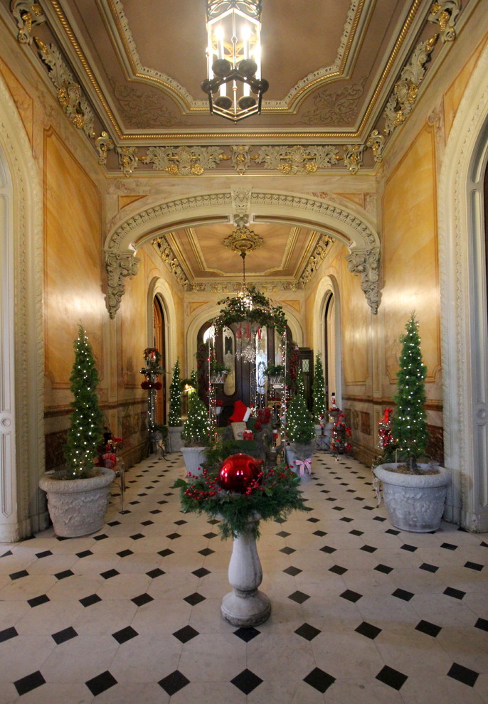 На фото: большой коридор в классическом стиле с разноцветными стенами, мраморным полом и белым полом