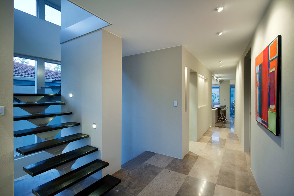 Источник вдохновения для домашнего уюта: коридор в современном стиле с серыми стенами и полом из травертина