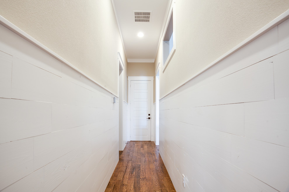 Ispirazione per un grande ingresso o corridoio country con pareti bianche, pavimento in legno massello medio e pavimento marrone