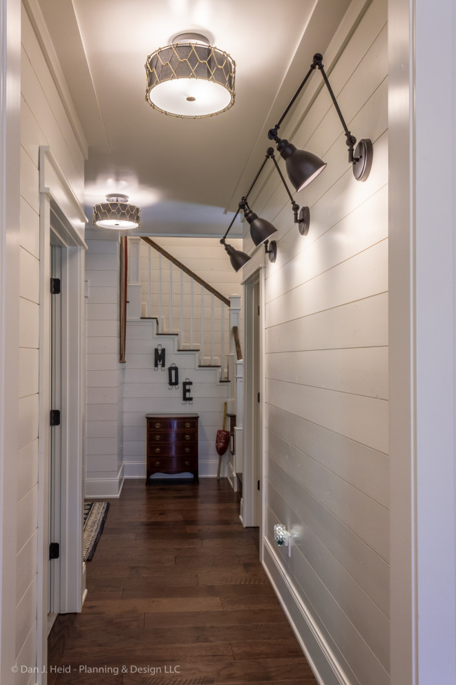 На фото: коридор среднего размера в стиле кантри с белыми стенами, паркетным полом среднего тона и коричневым полом