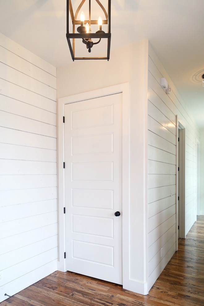 Источник вдохновения для домашнего уюта: коридор среднего размера в стиле кантри с белыми стенами и паркетным полом среднего тона