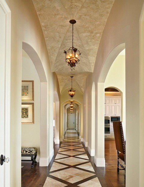 Источник вдохновения для домашнего уюта: коридор в средиземноморском стиле