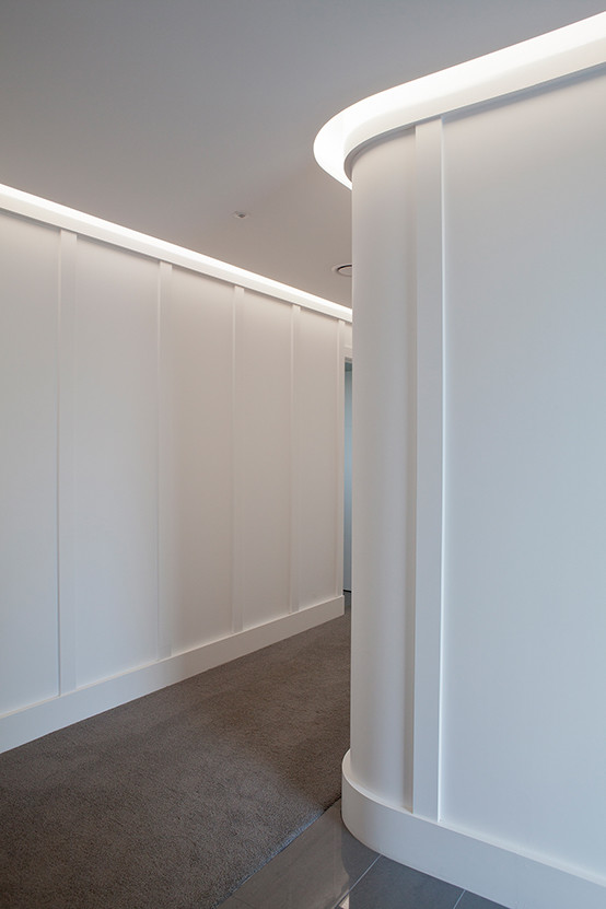 На фото: коридор в стиле неоклассика (современная классика) с белыми стенами и ковровым покрытием