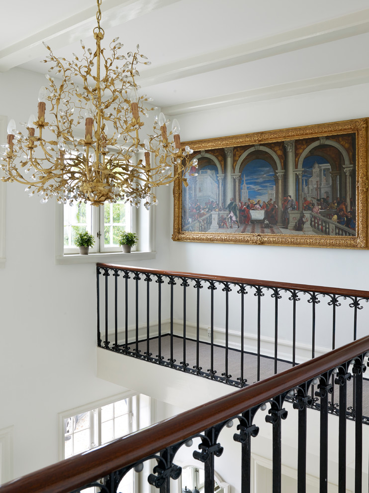 На фото: коридор среднего размера в классическом стиле с белыми стенами и ковровым покрытием