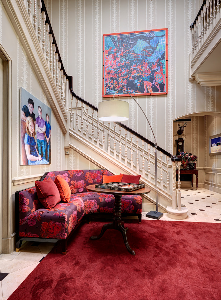 На фото: коридор в классическом стиле с разноцветными стенами