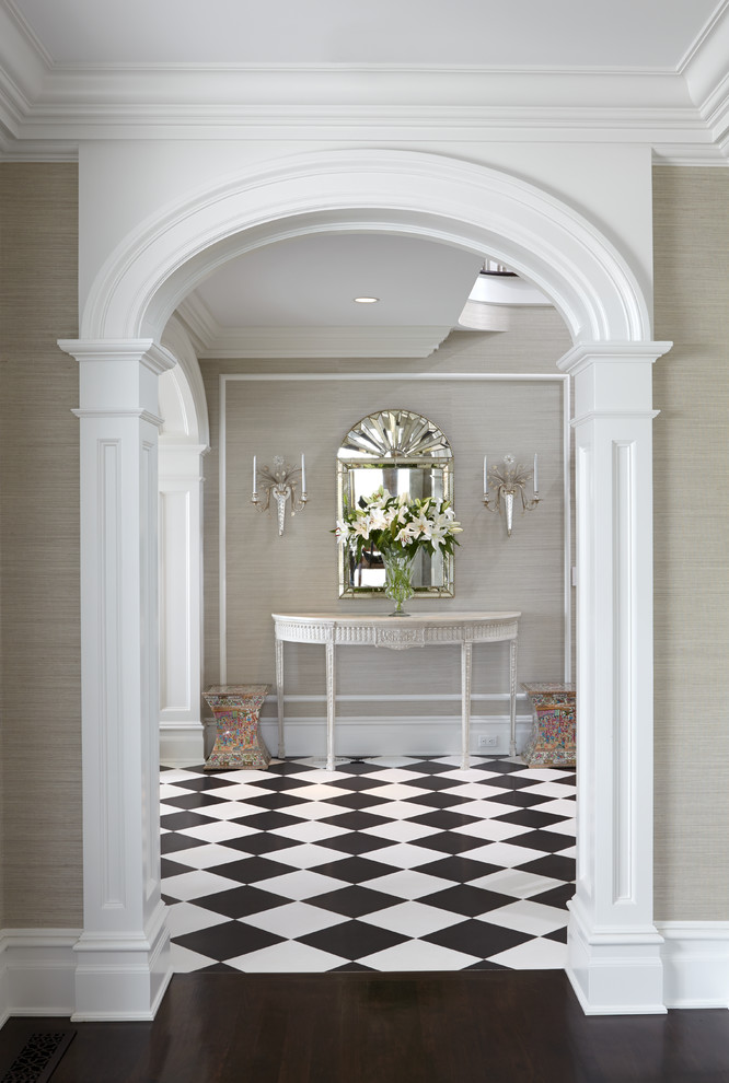 Идея дизайна: большой коридор в классическом стиле с бежевыми стенами и мраморным полом