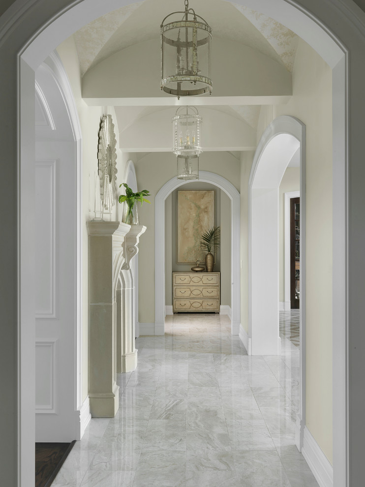 Пример оригинального дизайна: коридор в классическом стиле с белыми стенами и белым полом