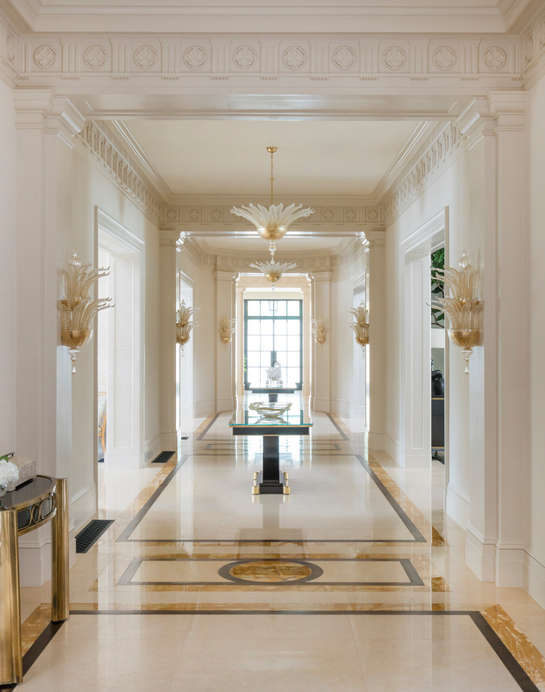 Свежая идея для дизайна: коридор в классическом стиле с белыми стенами и разноцветным полом - отличное фото интерьера