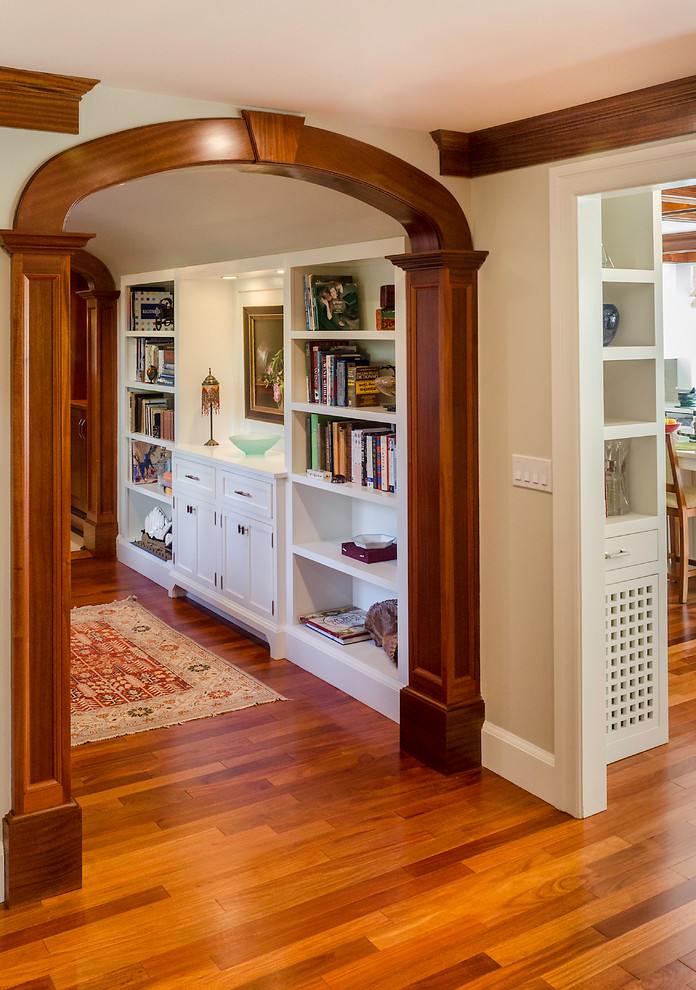 Idee per un ingresso o corridoio design di medie dimensioni con pavimento in legno massello medio e pareti beige