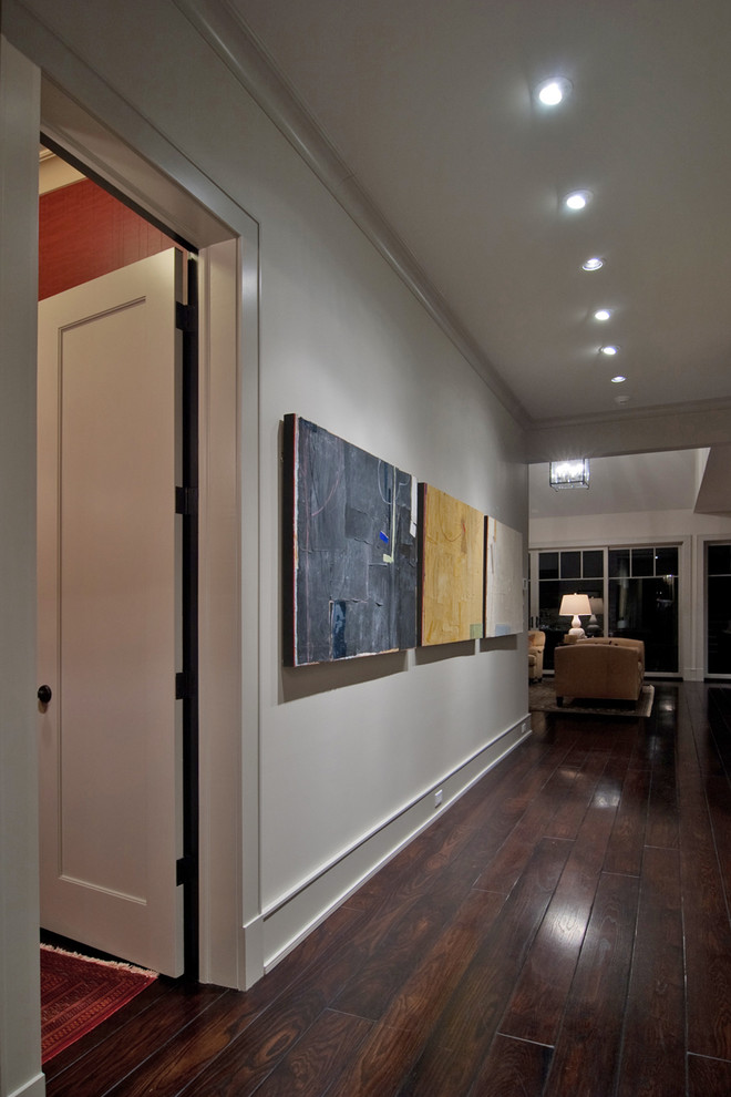 Источник вдохновения для домашнего уюта: коридор среднего размера в классическом стиле с белыми стенами, темным паркетным полом и коричневым полом