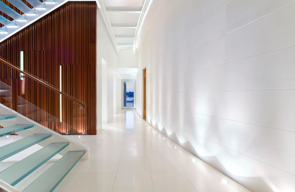 Inspiration för moderna hallar, med vita väggar, marmorgolv och vitt golv