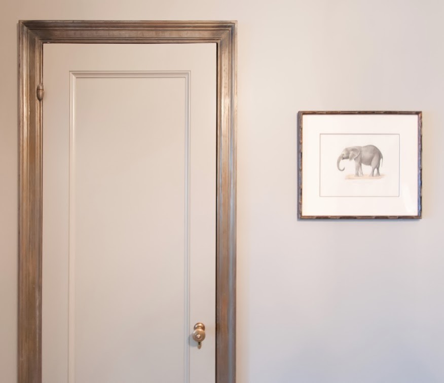 Foto di un ingresso o corridoio minimalista di medie dimensioni con pareti bianche