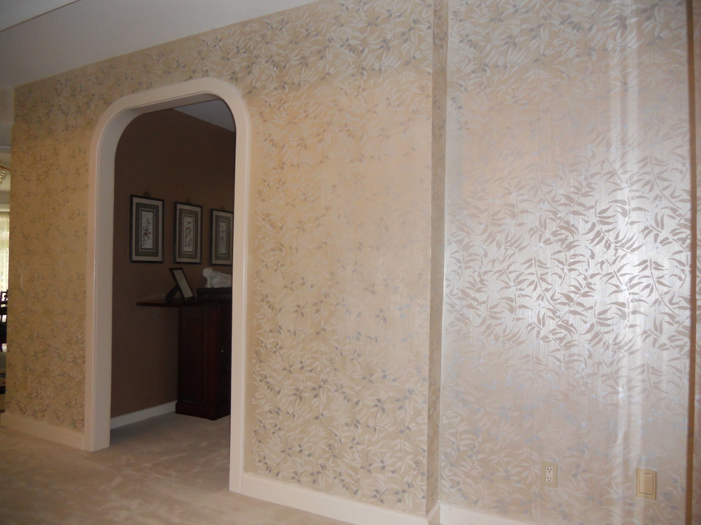 Стильный дизайн: большой коридор в классическом стиле с разноцветными стенами и ковровым покрытием - последний тренд