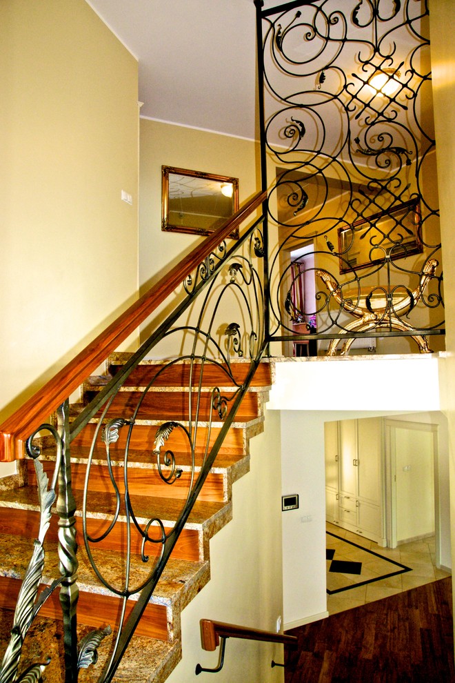 ロンドンにあるラグジュアリーな中くらいなトラディショナルスタイルのおしゃれな階段の写真