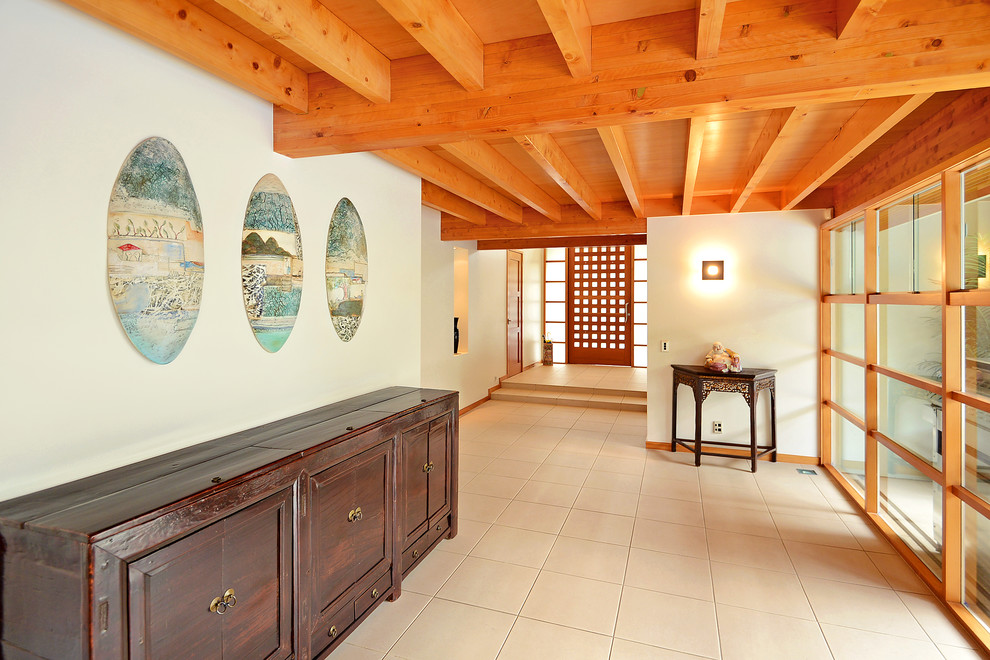 Immagine di un grande ingresso o corridoio minimal con pareti bianche, pavimento con piastrelle in ceramica e pavimento beige