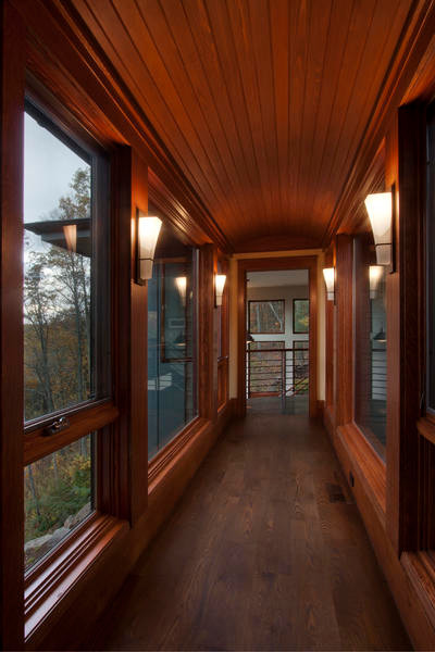 Idées déco pour un couloir craftsman de taille moyenne avec un sol en bois brun et un sol marron.