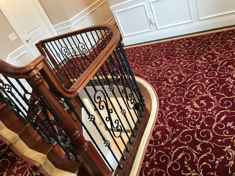 Cette image montre un grand escalier traditionnel.
