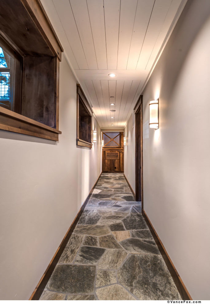 Aménagement d'un couloir contemporain avec un mur blanc, un sol en ardoise, un sol gris et un plafond en bois.