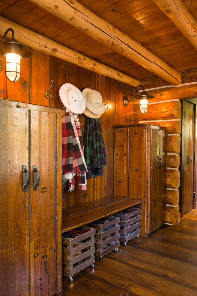 Источник вдохновения для домашнего уюта: коридор в морском стиле с коричневыми стенами, коричневым полом и деревянными стенами
