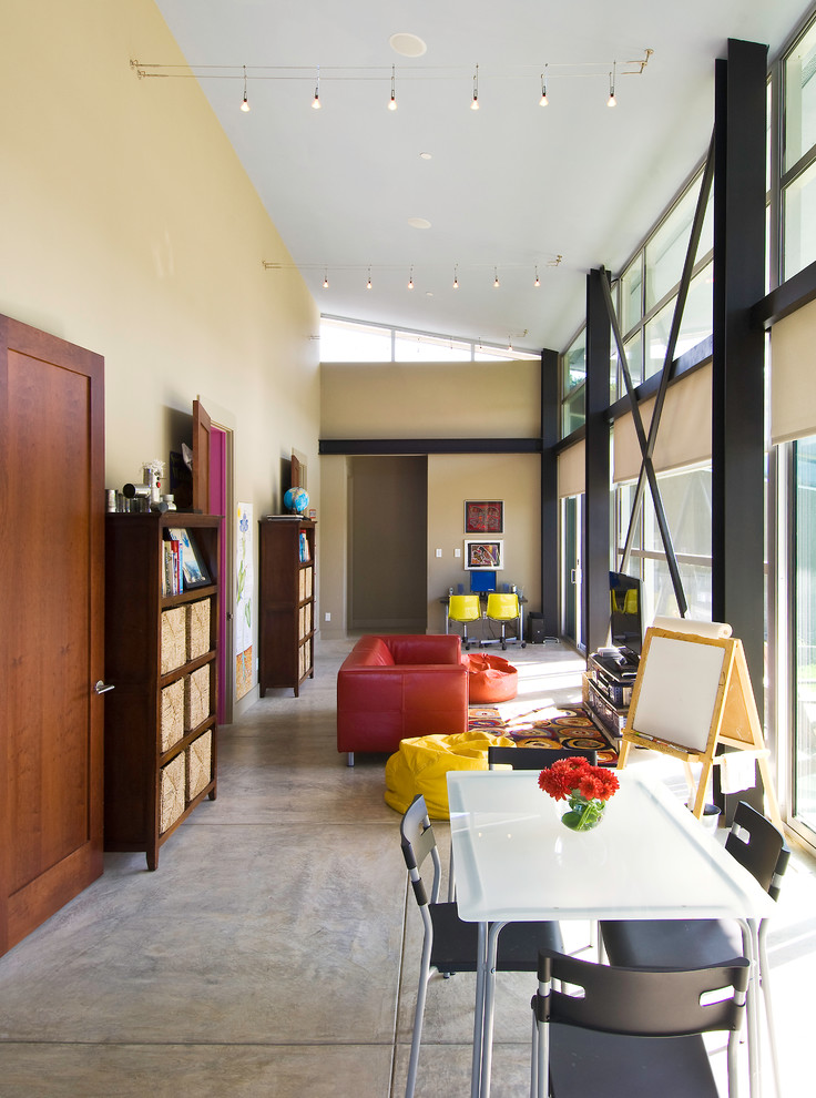 Источник вдохновения для домашнего уюта: коридор среднего размера в современном стиле с бежевыми стенами, бетонным полом и серым полом