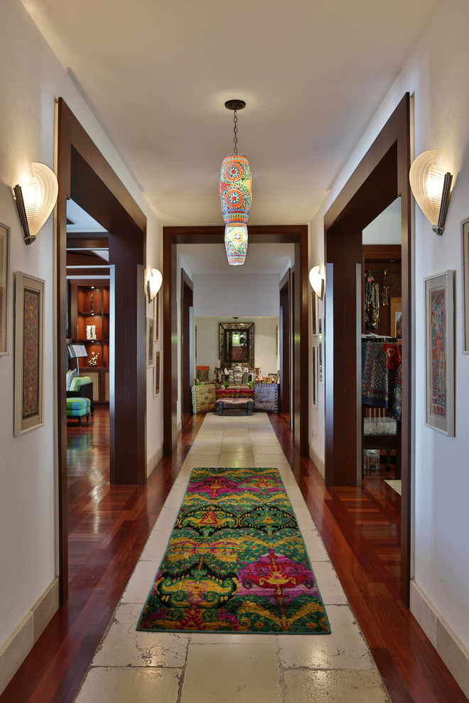 マイアミにある高級な中くらいなエクレクティックスタイルのおしゃれな廊下 (ベージュの壁、磁器タイルの床、ベージュの床) の写真