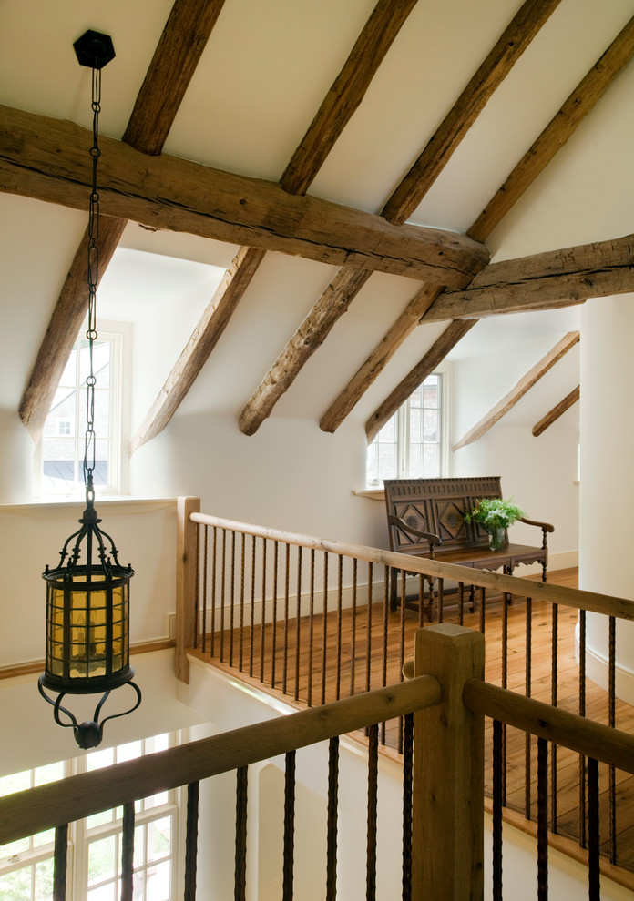 Diseño de recibidores y pasillos de estilo de casa de campo con paredes blancas y suelo de madera en tonos medios