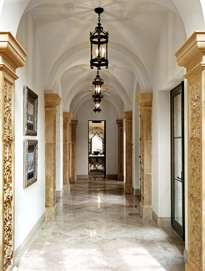 Источник вдохновения для домашнего уюта: коридор в средиземноморском стиле
