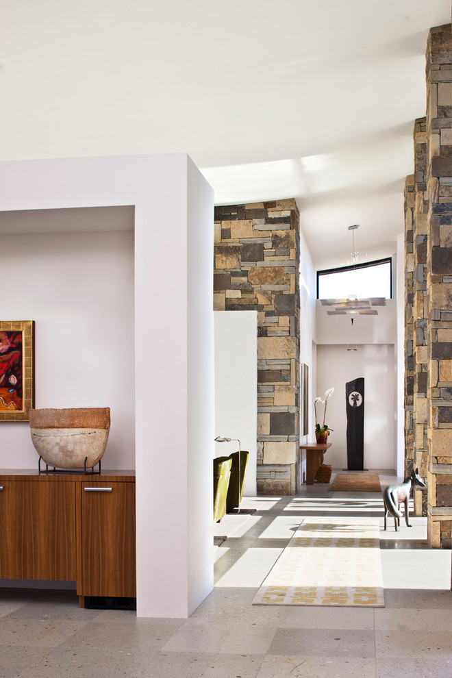Imagen de recibidores y pasillos minimalistas grandes con paredes blancas y suelo gris