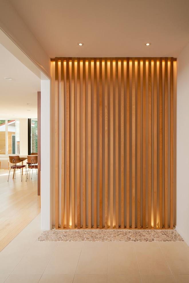 Идея дизайна: коридор среднего размера в стиле модернизм с бежевыми стенами, полом из керамической плитки и бежевым полом