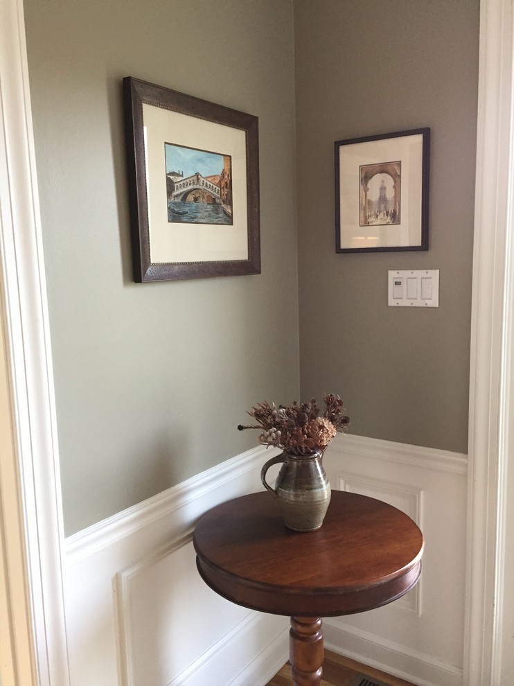 Kleiner Klassischer Flur mit grauer Wandfarbe, hellem Holzboden und braunem Boden in Philadelphia