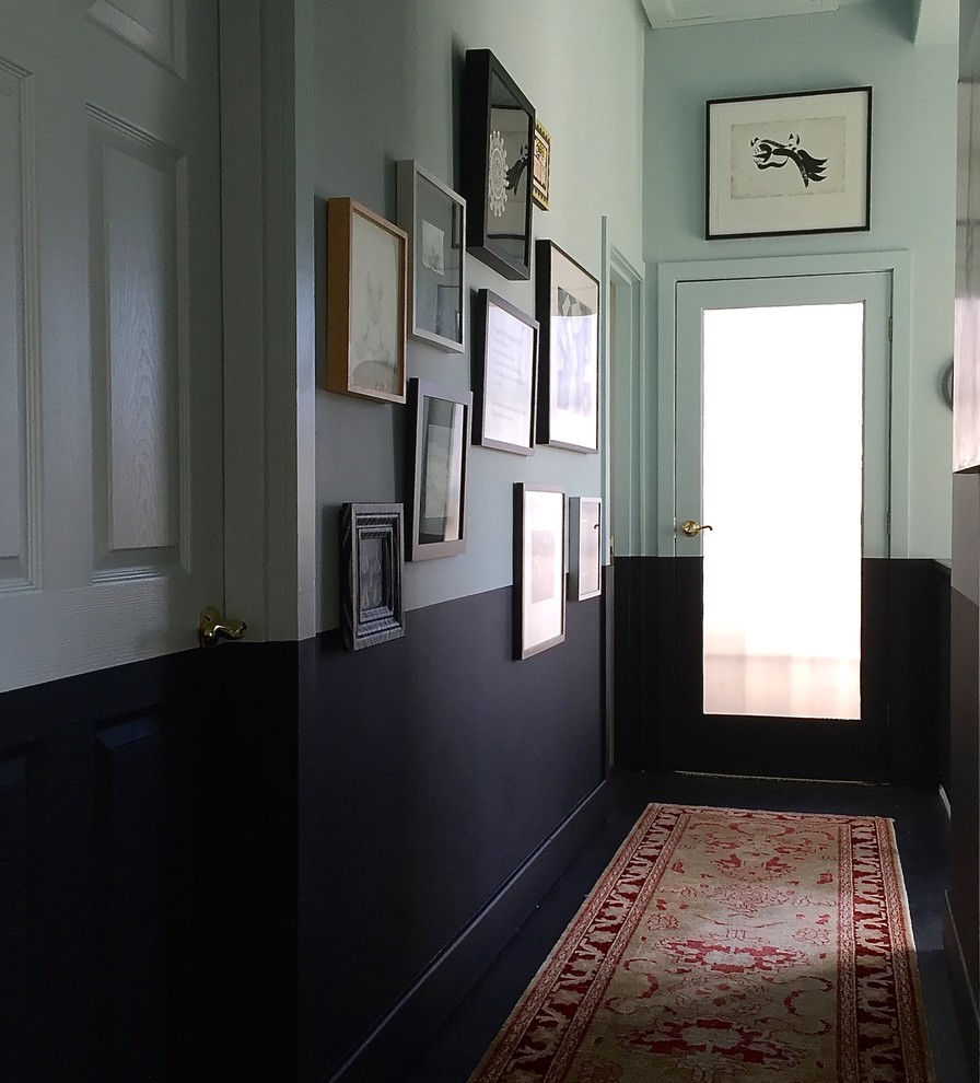 На фото: коридор в скандинавском стиле с синими стенами, деревянным полом и черным полом