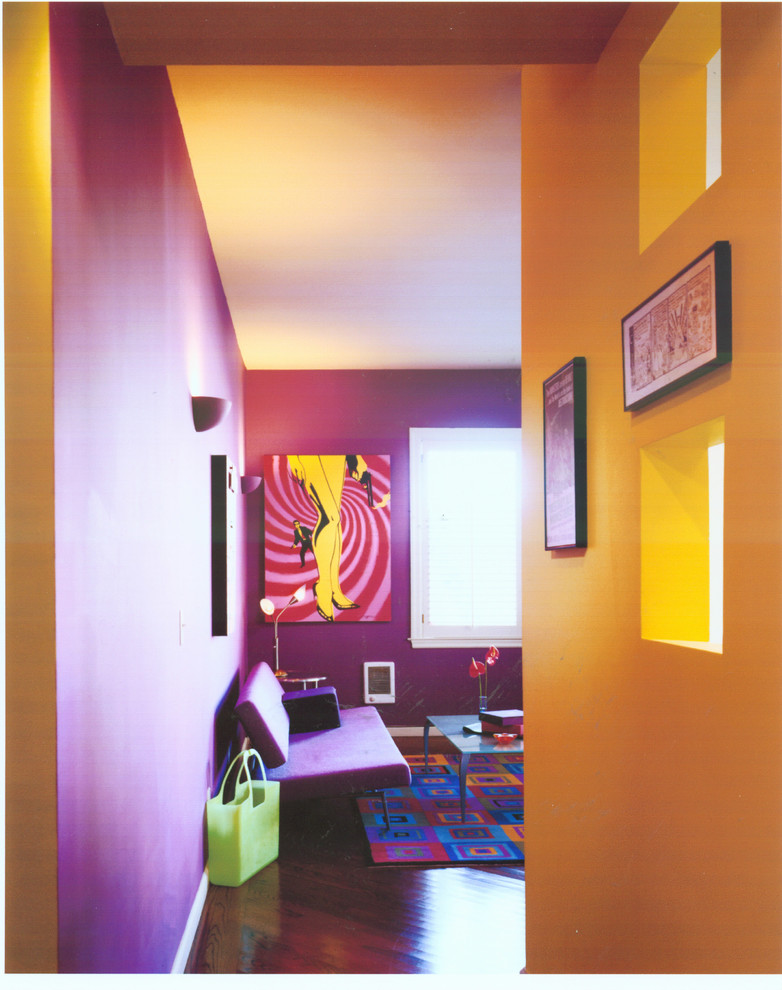 Mittelgroßer Moderner Flur mit oranger Wandfarbe und braunem Holzboden in San Francisco