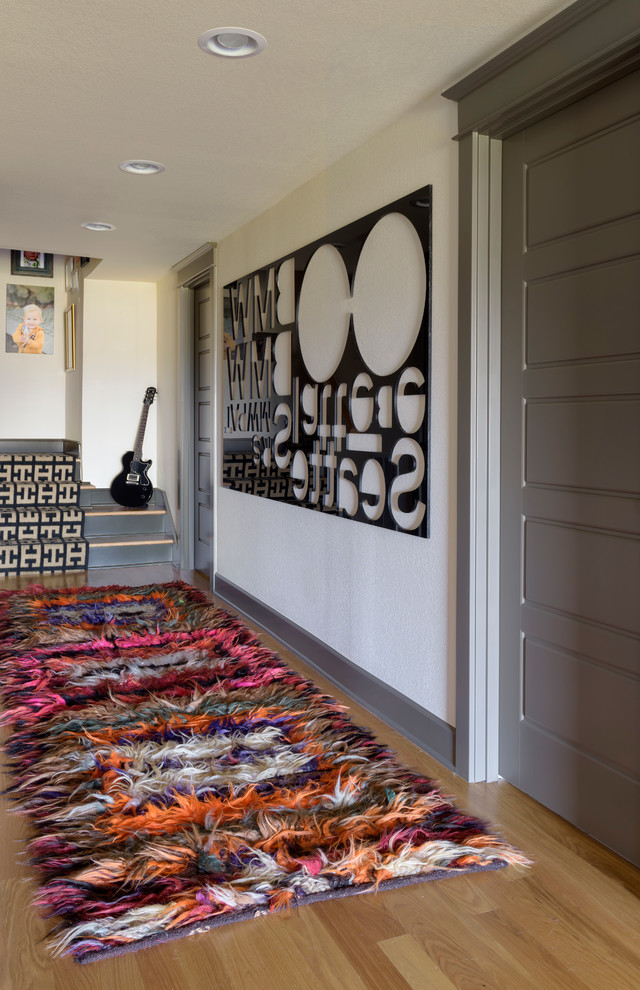 Mittelgroßer Klassischer Flur mit weißer Wandfarbe, hellem Holzboden und braunem Boden in Portland