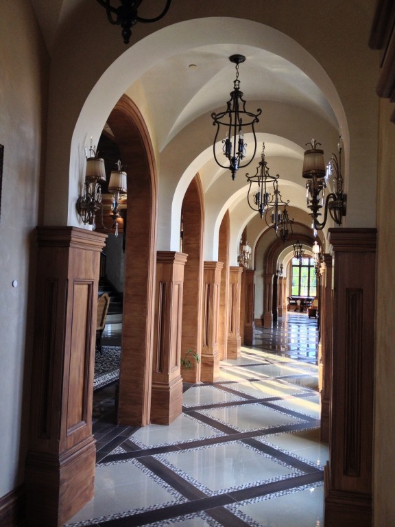Foto de recibidores y pasillos tradicionales extra grandes con paredes blancas, suelo de baldosas de porcelana y suelo multicolor
