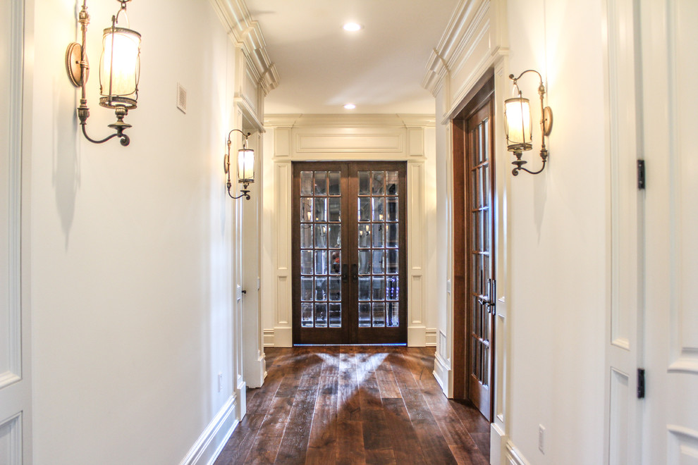 Ejemplo de recibidores y pasillos clásicos de tamaño medio con paredes blancas y suelo de madera en tonos medios