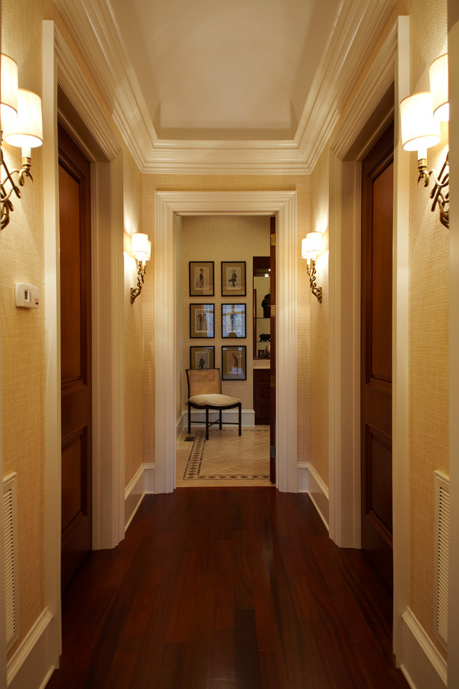 Идея дизайна: коридор в классическом стиле с бежевыми стенами и темным паркетным полом