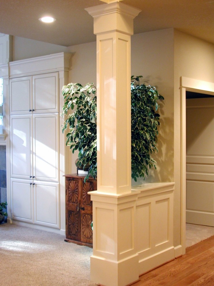На фото: коридор среднего размера в классическом стиле с бежевыми стенами и ковровым покрытием