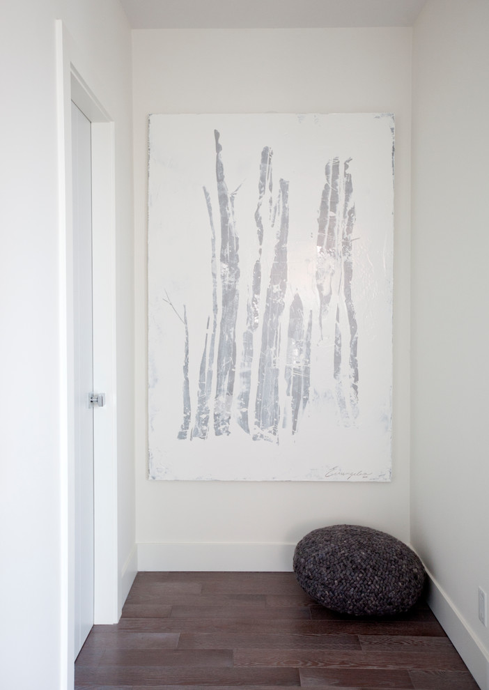 Kleiner Moderner Flur mit weißer Wandfarbe, braunem Holzboden und braunem Boden in Vancouver