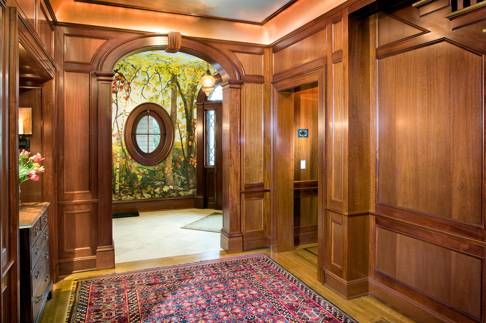 Ispirazione per un ingresso o corridoio classico con pavimento in legno massello medio