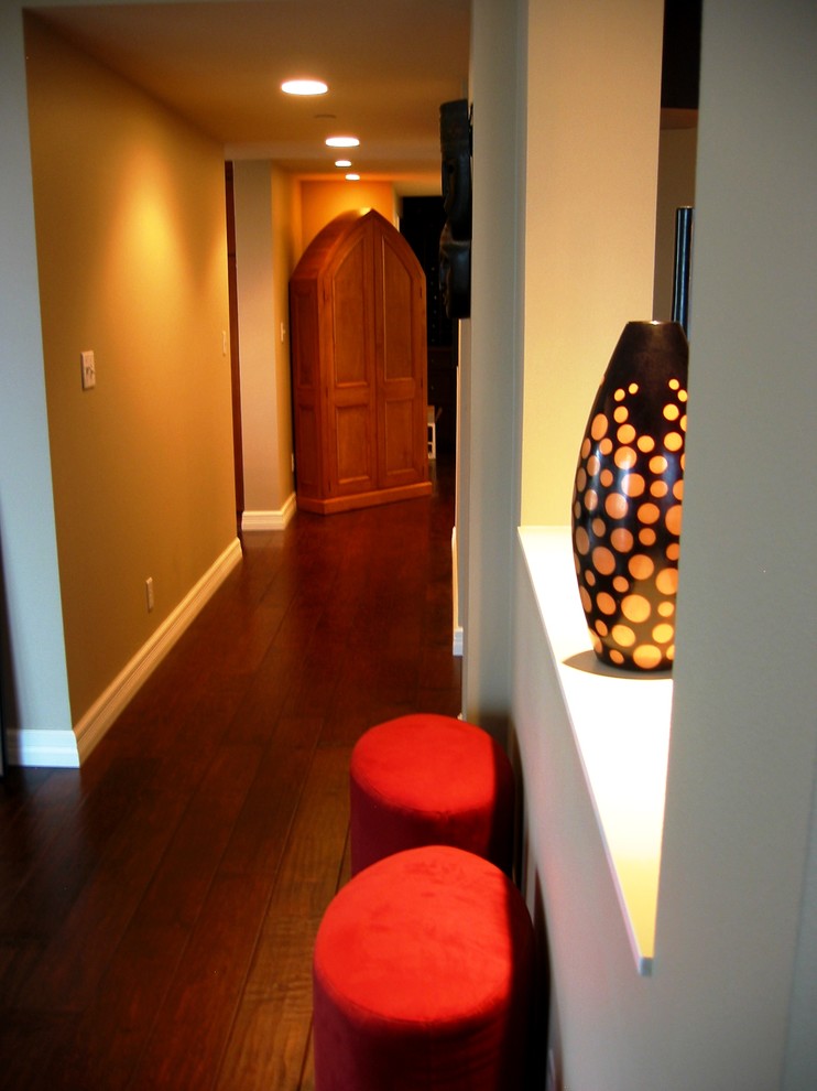 Пример оригинального дизайна: коридор среднего размера в современном стиле с бежевыми стенами и темным паркетным полом