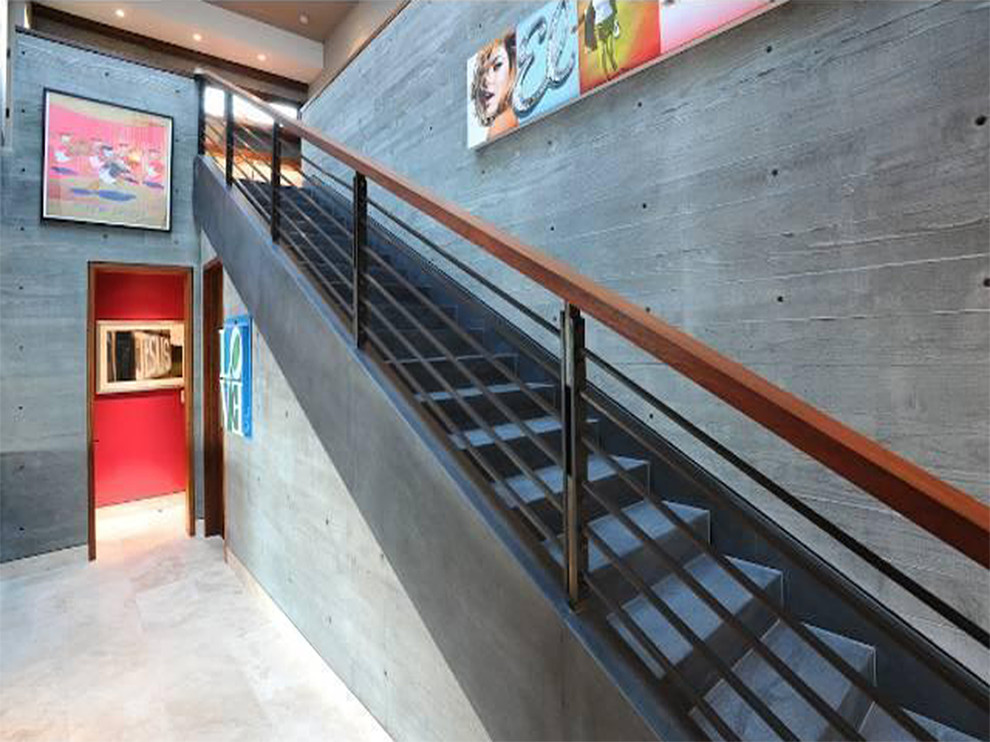 Пример оригинального дизайна: огромный коридор в стиле модернизм с серыми стенами и бетонным полом