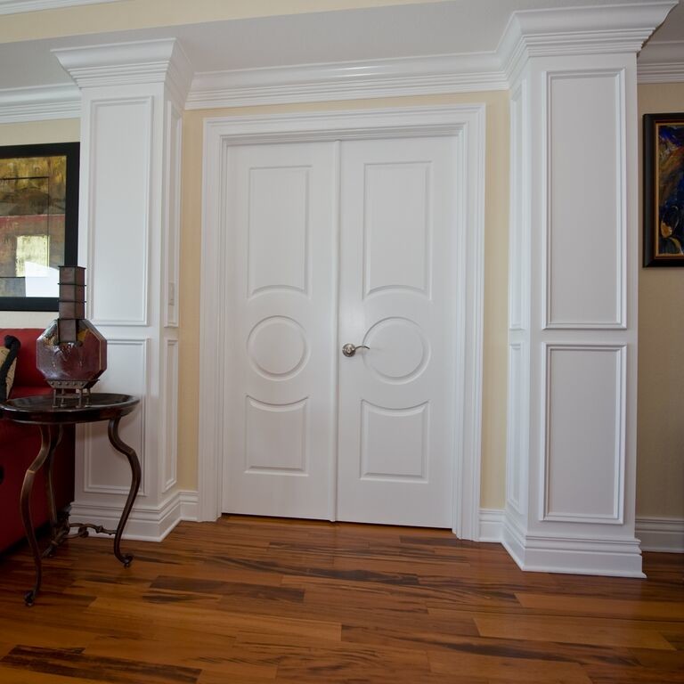 Immagine di un ingresso o corridoio chic di medie dimensioni con pareti beige e parquet scuro