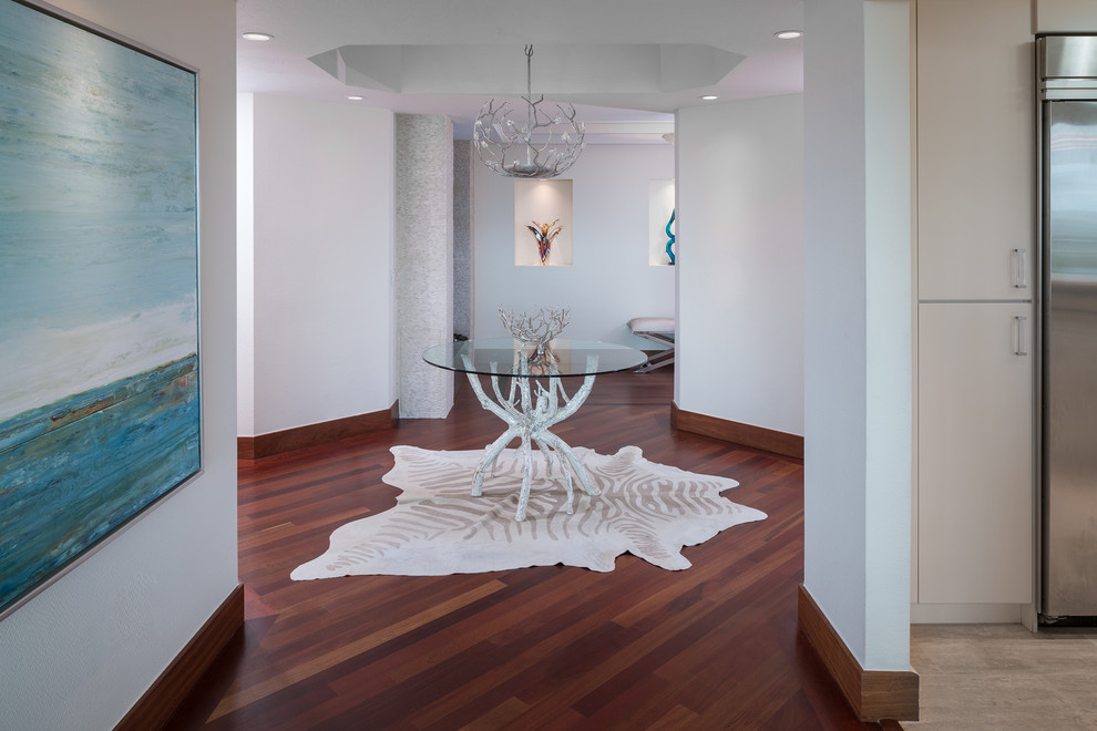 Moderner Flur mit weißer Wandfarbe, braunem Holzboden und braunem Boden in Miami