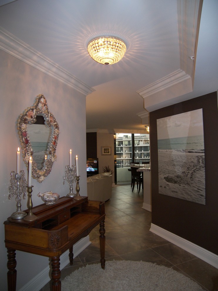 Ejemplo de recibidores y pasillos clásicos de tamaño medio con paredes beige y suelo de baldosas de porcelana
