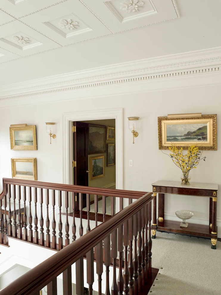 Пример оригинального дизайна: большой коридор в классическом стиле с белыми стенами и ковровым покрытием