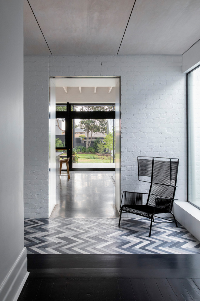 Moderner Flur mit weißer Wandfarbe, buntem Boden, Holzdielendecke und Ziegelwänden in Melbourne