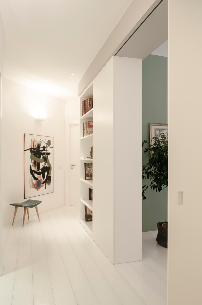 Свежая идея для дизайна: коридор в стиле модернизм с деревянным полом - отличное фото интерьера