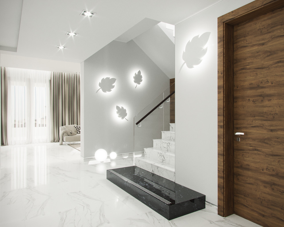 Стильный дизайн: коридор среднего размера в современном стиле с белыми стенами, полом из керамогранита и белым полом - последний тренд